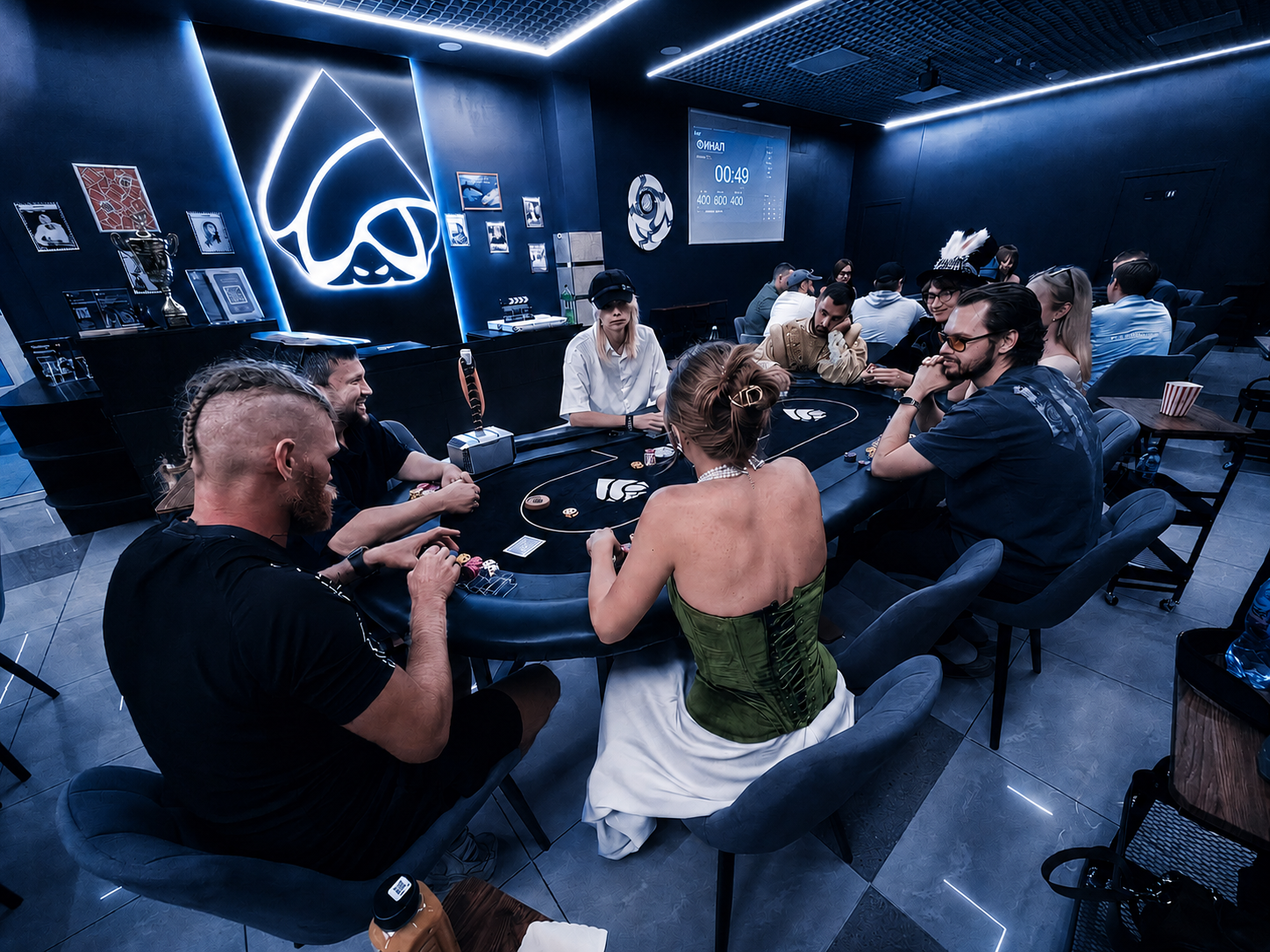 Покерный клуб Flop Club в Анапе — игроки за турнирным столом
