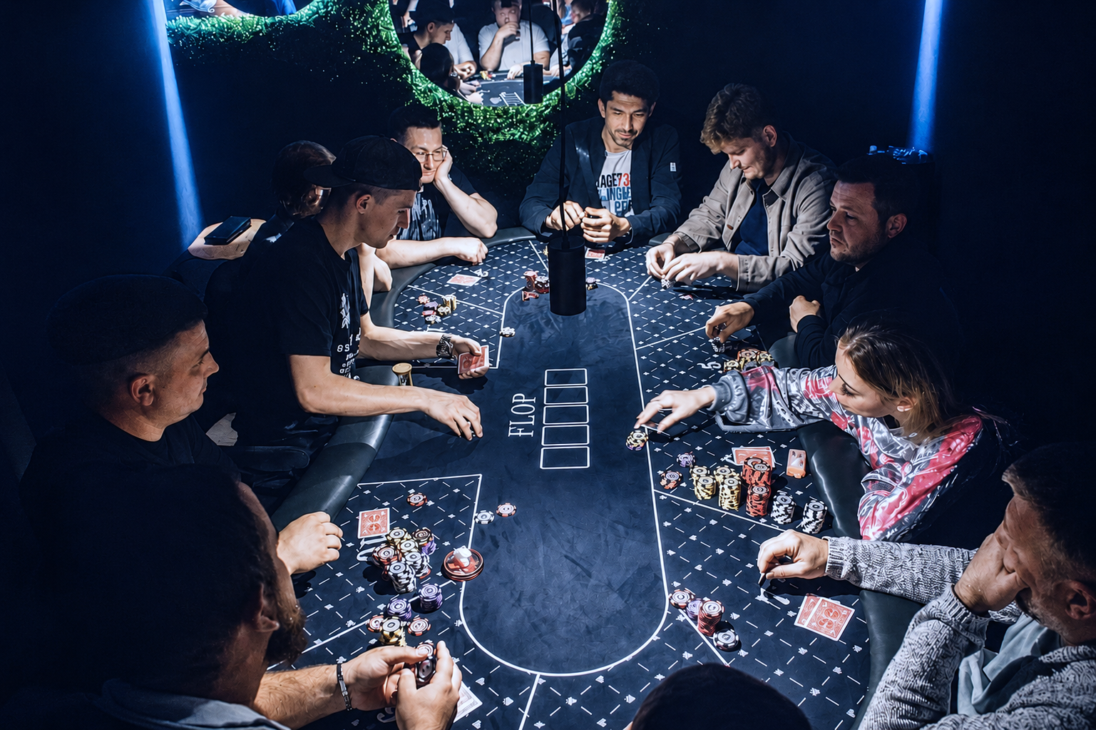 Покерный клуб Flop Club в Новороссийске — игроки за турнирным столом